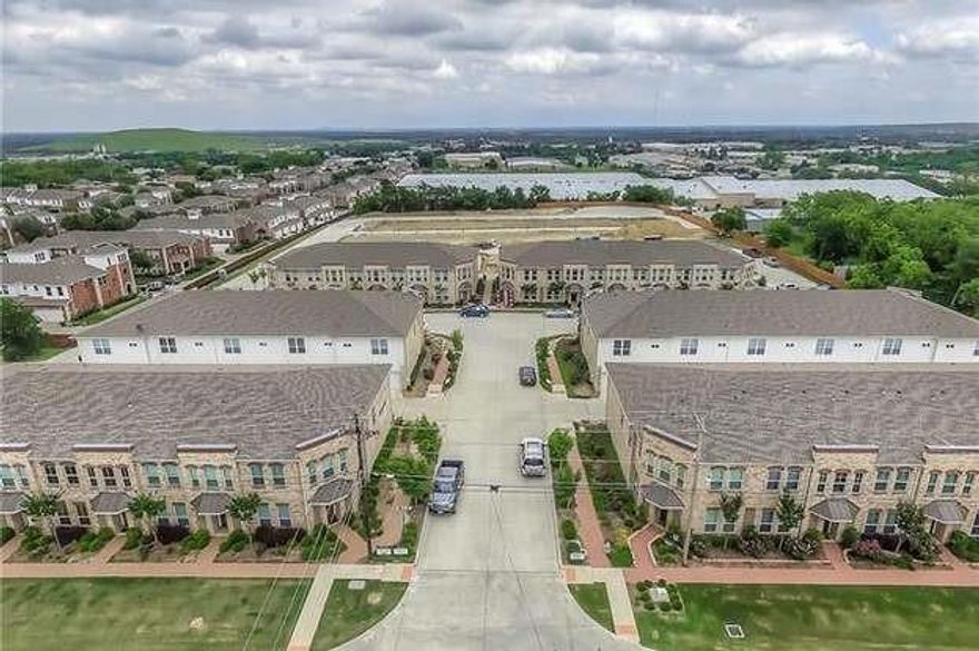 Luxury townhouse that offers a great location within walking distance to shops, restaurants and Old Town Lewisville
activities. You will love the access to I-35 E, SH 121 and GWBush Highways and easy drive to DFW Airport. Within
walking distance to DART railway station. Spacious master and great condition this townhouse will meet all your needs.
Come check it out.
