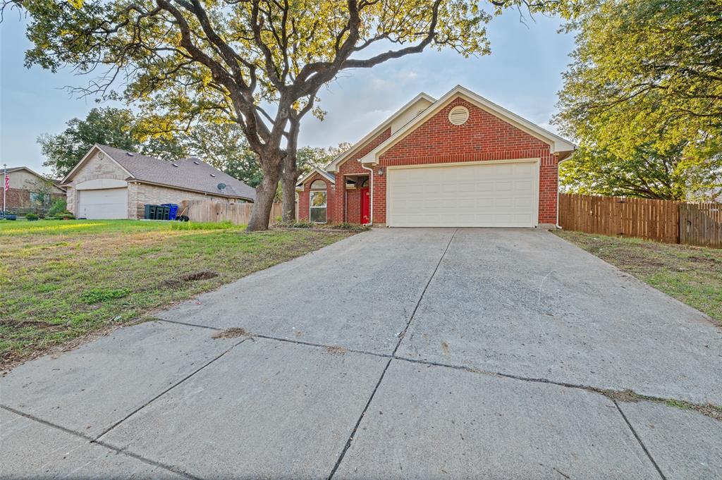 Photo of 605 Reeves Lane, Kennedale, TX 76060 (MLS # 21409059)
