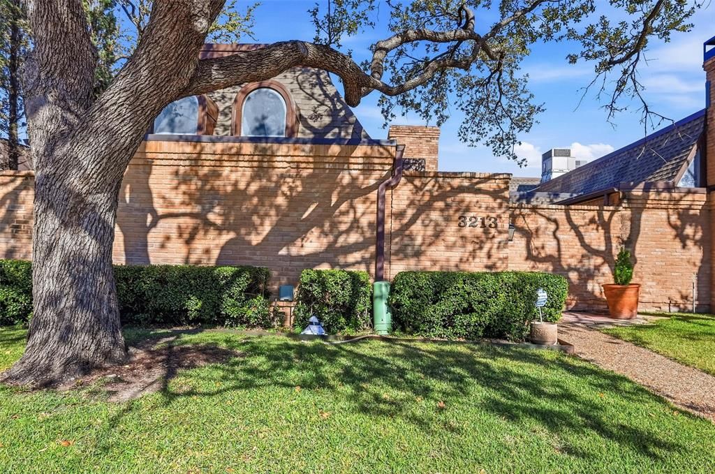 Photo of 3213 Stonehenge Lane, Carrollton, TX 75006 (MLS # 21117866)