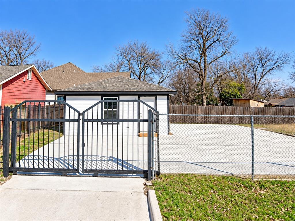 Photo of 2102 E Overton Road #B, Dallas, TX 75216 (MLS # 21392600)
