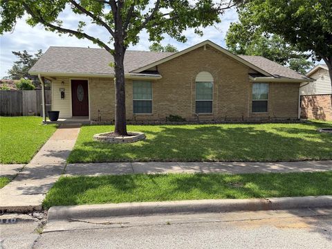 Photo of 2116 Placid Drive, Carrollton, TX 75007 (MLS # 21257830)