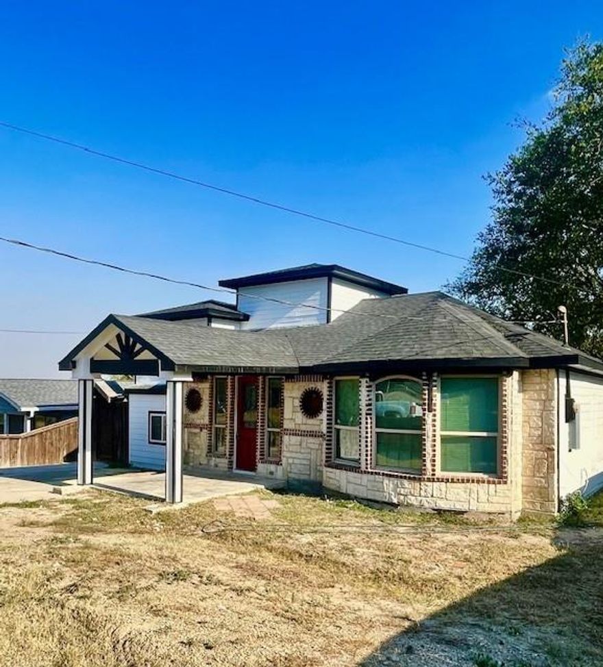 For Lease, Recently Remodel 4 Bedrooms 2 Bathrooms
This is a Great Home for a Family, the master room is very spacious with a Large Master Bath, the Large Patio is Great for Kids to Play and Enjoy Family Gatherings.
Agent and Agent's Client to Verify Schools and Rooms Measurements as Needed