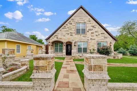 Photo of 2104 Wellington Street, Greenville, TX 75401 (MLS # 21241447)