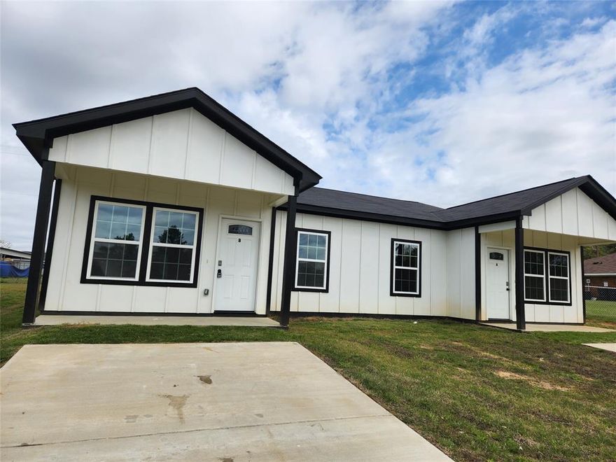 Totally modern newly built 3 bedroom 2 bath duplex unit is conveniently located to HWYs, schools, and shopping.  The home features a modern kitchen, bathrooms, and extra large walk-in closets. Come relax in the open floor plan living room next to the kitchen with large hallway and nice Master bedroom suite. Laundry room and storage closet.  No sub-leasing allowed.