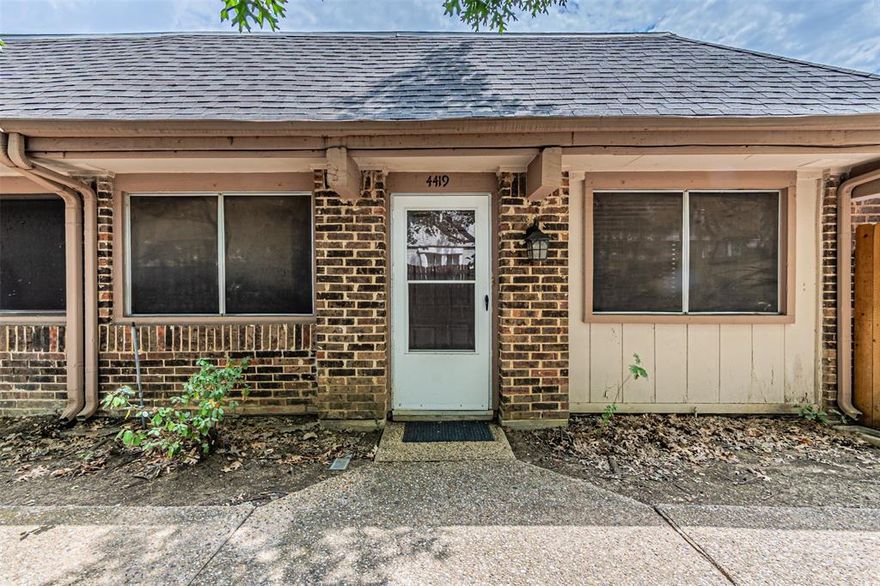 Very well-maintained property, conveniently located near shopping centers and restaurants. Recently installed roof.