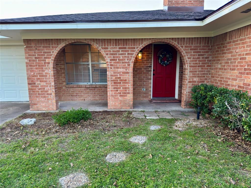 Photo of 328 E Johnson Street, Hewitt, TX 76643 (MLS # 21215350)