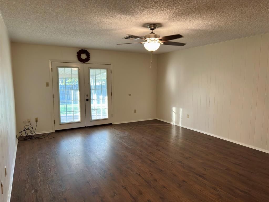 Photo of 328 E Johnson Street, Hewitt, TX 76643 (MLS # 21215350)
