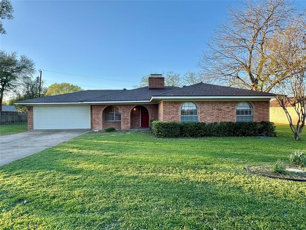 Photo of 328 E Johnson Street, Hewitt, TX 76643 (MLS # 21215350)