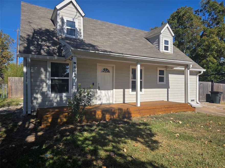 Charming four bedroom farm house **Rockwall-Heath Highschool**Located across the street from Rockwall Lake, Fresh paint inside with LVP flooring, no carpet! Located in a very desirable neighborhood, in close proximity to shopping center, movie theater, schools, parks and plenty of fast-food places.
*Owner Financing*