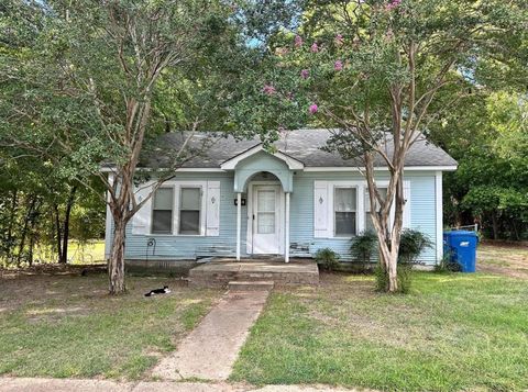 Photo of 305 E Bradford Street, Troup, TX 75789 (MLS # 21127038)