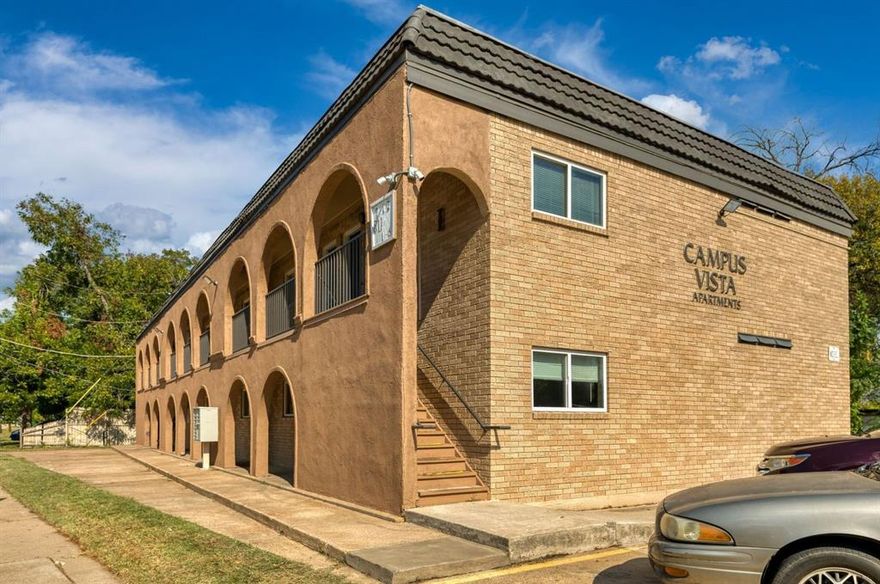 Upgraded 1 bedroom 1 bath near UTA Arlington, Stainless steel appliances with new laminate flooring throughout.3 Located on the first floor. Close to University of Arlington! No office on site.