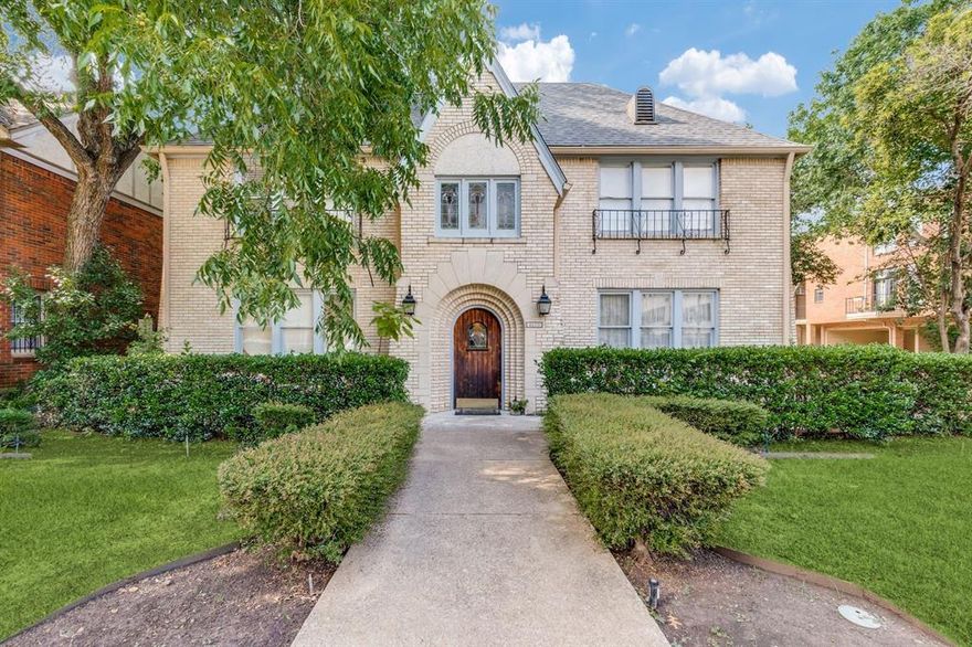 Looking for an affordable efficiency nestled within walking distance to the heart of Oaklawn and Turtle Creek areas? Look no further than these quaint units on Hawthorne! This apartment is a separate unit at the rear of the property and is all bills paid! Conveniently located in the heart of some of the city's best local restaurants, shopping, and much more - this property is an absolute prime location!

Every Pros PM home includes our $45 per month Resident Benefits Package - covering pest control, air filters, credit building, and more. Details at application. Liability insurance options also available.