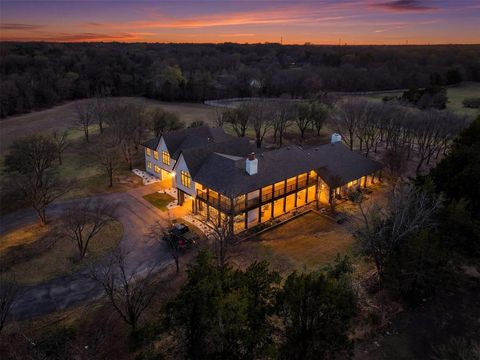 Photo of 1000 W Wintergreen Road, DeSoto, TX 75115 (MLS # 21198817)