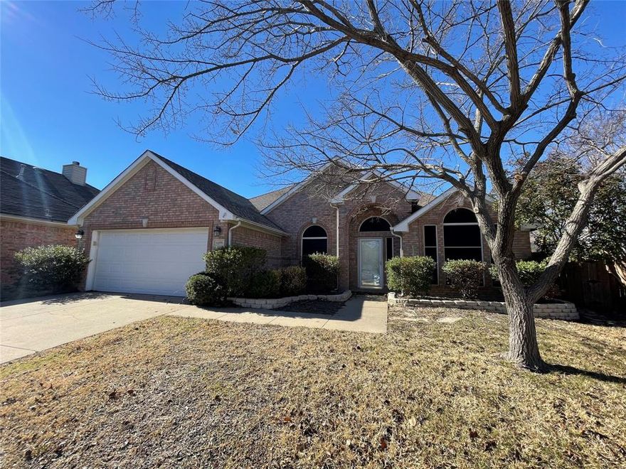 5375 Natchez Trail is a spacious four bedroom, two bathroom home in highly coveted Keller ISD! The split bedroom floor plan, oversized family room, and large outdoor area make this home the perfect place for family gatherings! The primary suite is complete with dual vanities, walk-in closet, and a large garden tub.