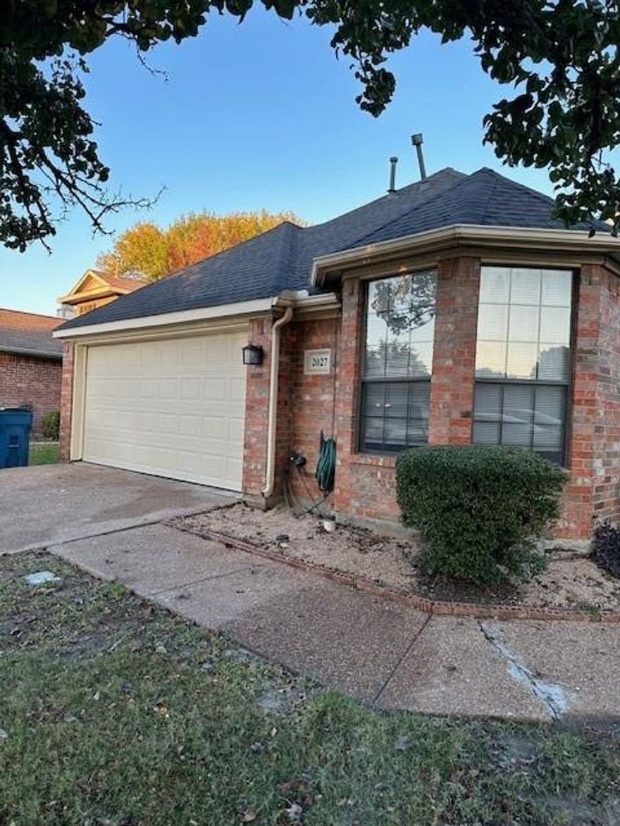 Newly renovated. Great area, easy connection to 135 and 407, daycare in walking distance. Quiet neighborhood.  Open floor plan. 
Neutral colors.