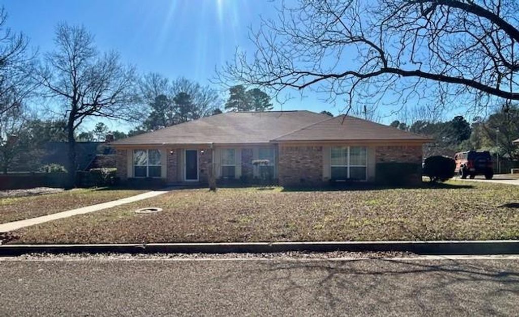 Photo of 510 Cynthia Drive, Longview, TX 75605 (MLS # 21157677)