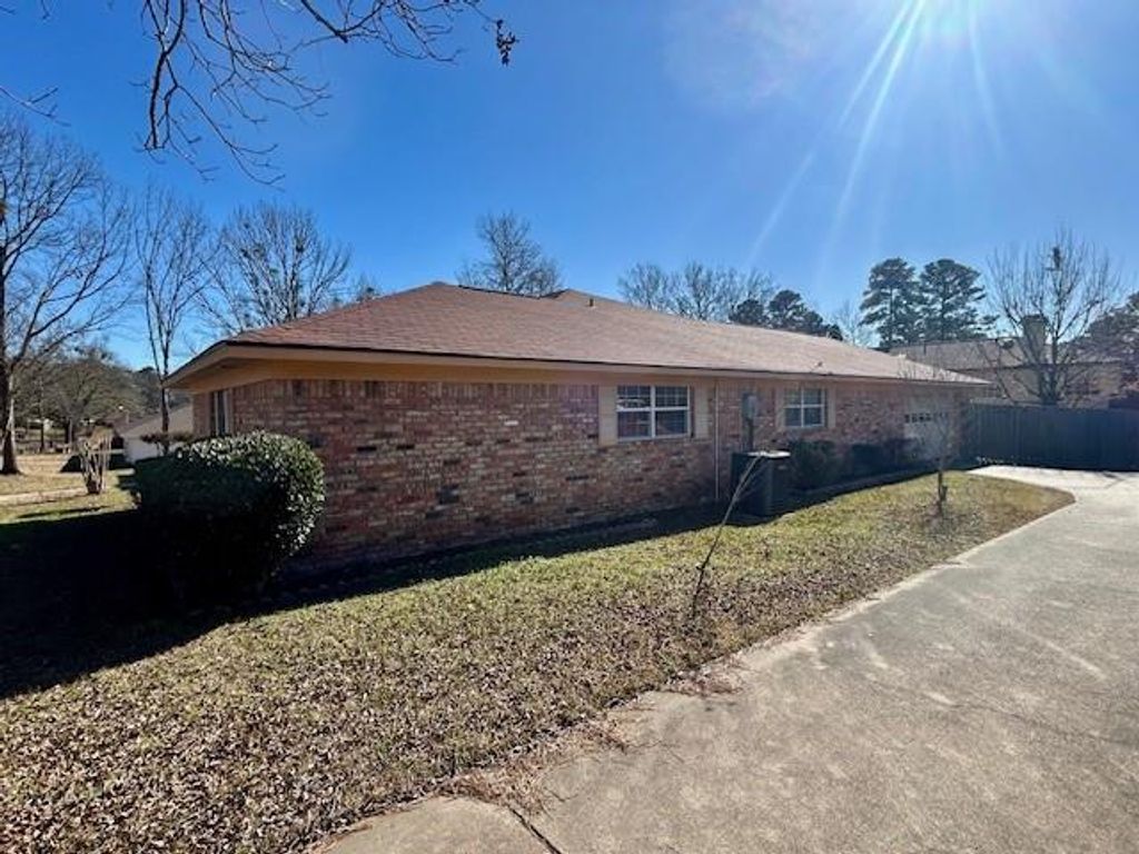 Photo of 510 Cynthia Drive, Longview, TX 75605 (MLS # 21157677)