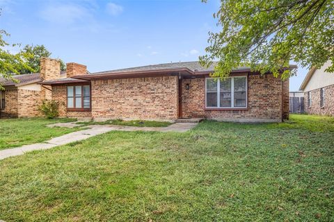 1824 Family Circle Grand Prairie TX 75051