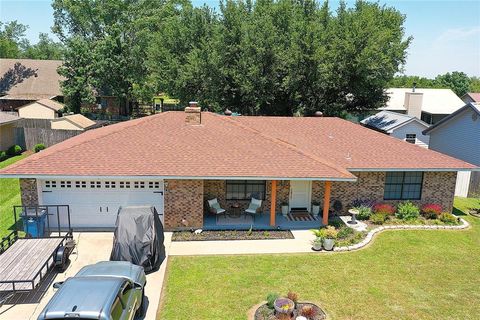 Photo of 1105 La Villeta Street, Mexia, TX 76667 (MLS # 21270104)