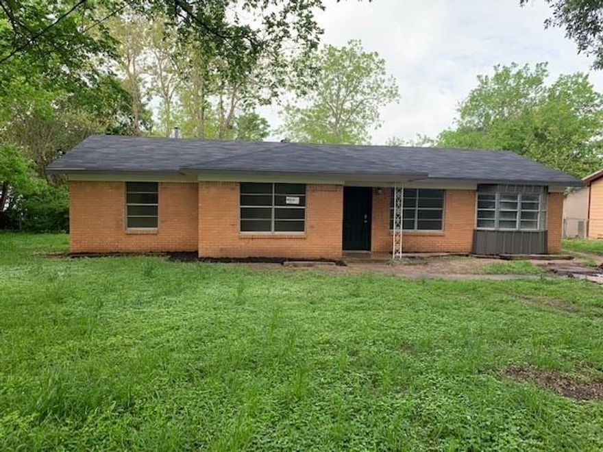 Welcome to 606 N Spencer St, a well-maintained home offering 3 bedrooms and 1 full bathroom with a functional layout. The property features spacious living areas ideal for everyday living and entertaining. The kitchen includes a stove and refrigerator, adding convenience for the new owner. With a practical floor plan and comfortable living space, this home is a great opportunity for a variety of buyers. Schedule your showing today to explore the potential of this property.