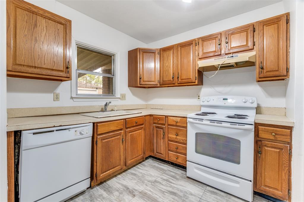 3323 Ivandell Avenue