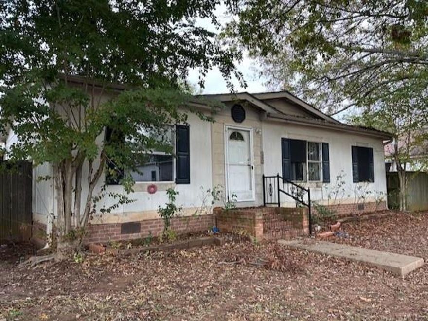 Manufactured home located in a North Bossier gated community. 2 carport parking with garage door. Covered patio and fenced yard. Good sized kitchen and living room, dining room combo. 3 bedrooms and 2 baths. Primary bath with garden tub and stall shower.