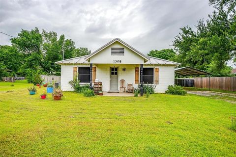 1308 N Anglin Street Cleburne TX 76031