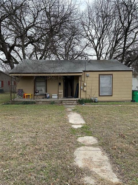 Photo of 912 Ritchey Street, Gainesville, TX 76240 (MLS # 21155418)