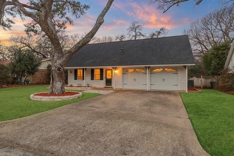 Photo of 806 Waggoner Drive, Arlington, TX 76013 (MLS # 21296871)