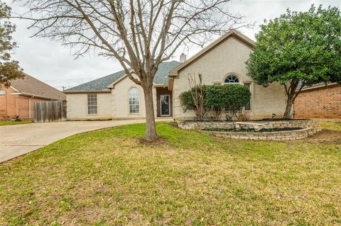Photo of 14 Enchanted Court, Mansfield, TX 76063 (MLS # 21198874)