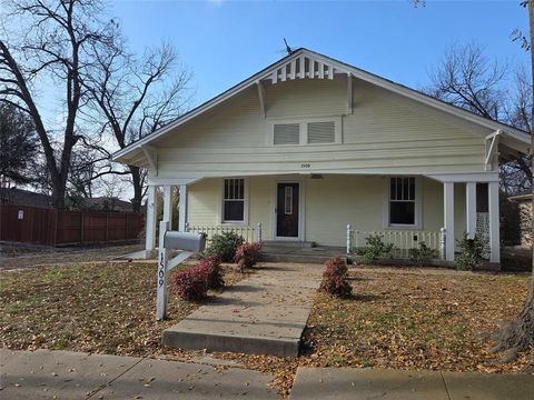 Photo of 1509 Bois D Arc Street, Commerce, TX 75428 (MLS # 21139654)