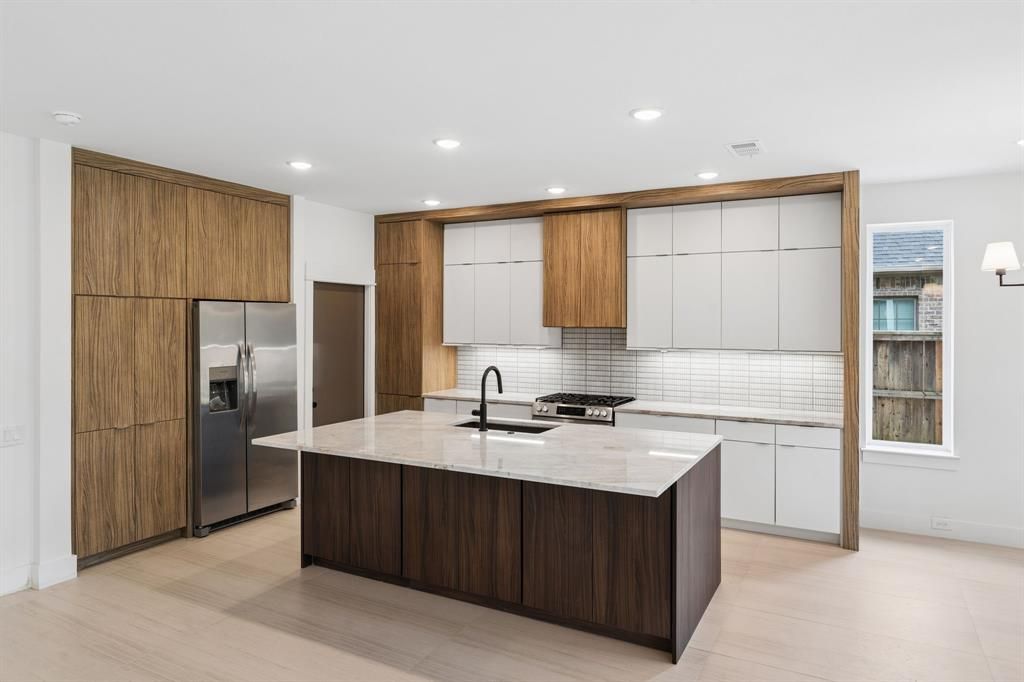 Photo of 416 S Elm Street, Sherman, TX 75090 (MLS # 21246284)