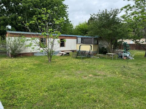 Photo of 133 Erie Street, Mabank, TX 75156 (MLS # 21225023)