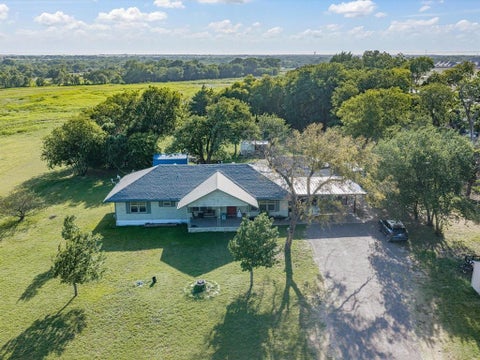 Photo of 301 Ovilla Road, Waxahachie, TX 75167 (MLS # 21314545)