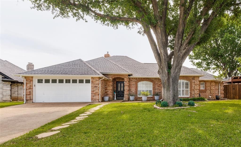 Photo of 1206 St James Place, Arlington, TX 76011 (MLS # 21243441)
