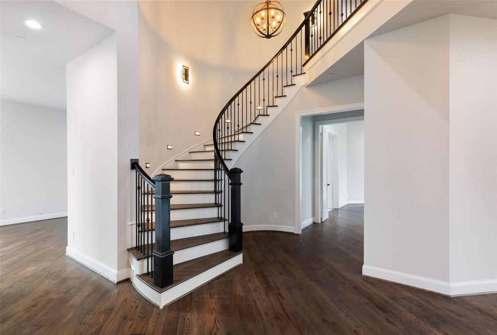 Royal Crest - Residential