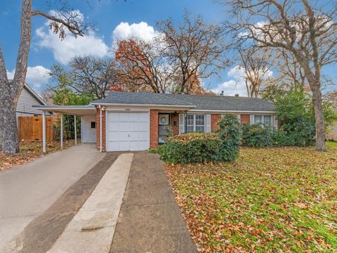 800 Thersa Drive River Oaks TX 76114