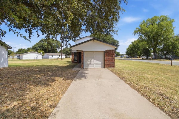 1833 PELICAN DR N, AZLE, TX 76020 - Image 5cccedea2d569a3e7249659ac6bd706f/2243838762