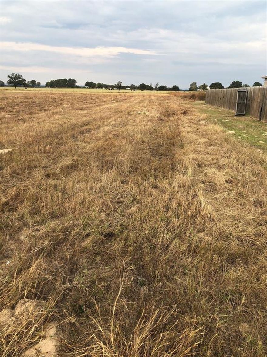 Lot available in the sought after Lindale School System! Enjoy good country living with easy, quick access to Hwy 69 for schools and shopping!