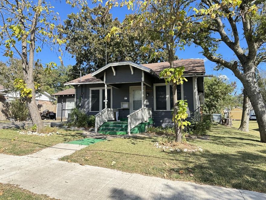 Great investment opportunity! Come take a look at this property to see the potential to make this place your own!