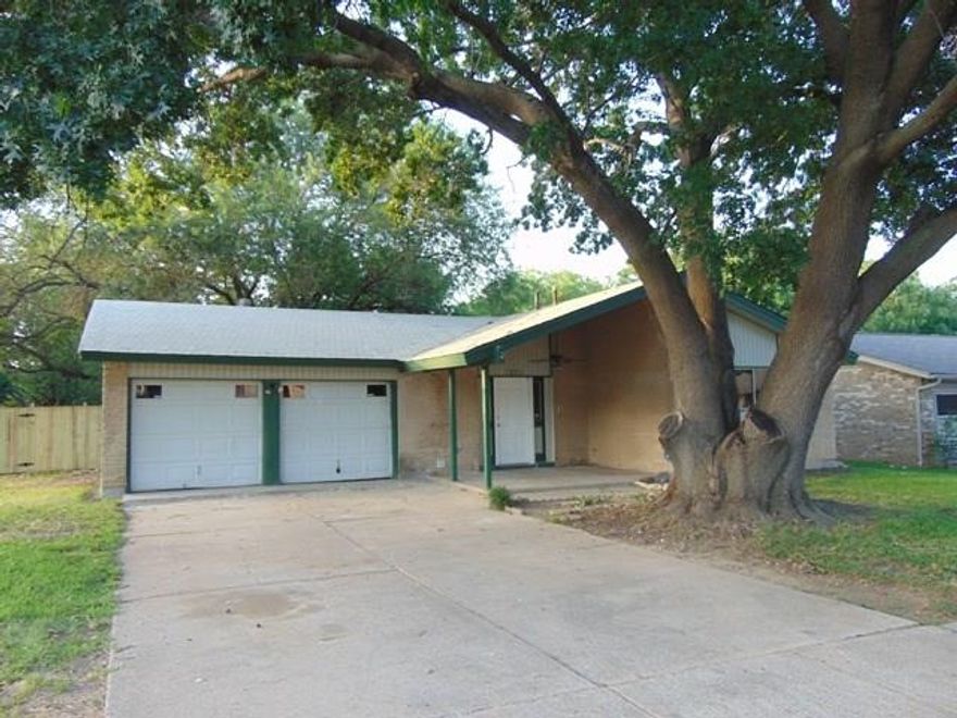 What a sweet home(3 bed,2Bath,2 car garage) located in quiet & established area in Arlington Area . Easy access to I20 and 360. Beautifully updated flooring with upgraded tiles , High Ceiling in the Living Room, Fresh Paint, upgraded bathrooms, Shady front and back yard, extra storage in Back yard, Front Porch . Must See...
Pet Deposit is $500, If you have a pet. Application Fee is $65 per App. lease is 1 or 2 years. House is ready to move in from Dec. 1'st.