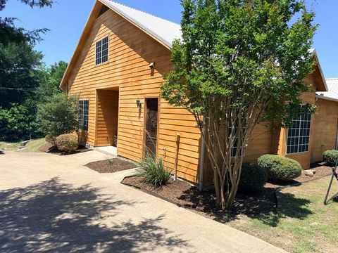 Photo of 305 Twin Lakes Drive, Waxahachie, TX 75165 (MLS # 21251226)