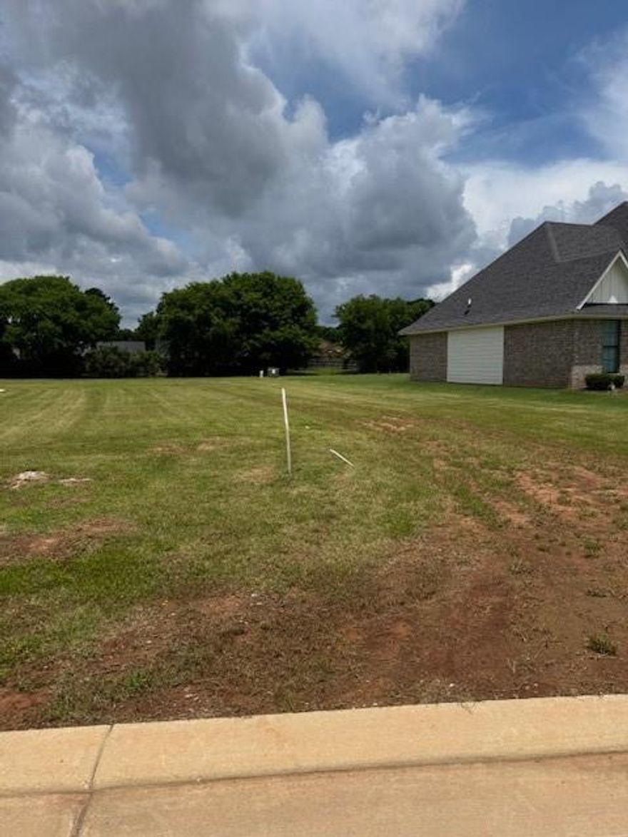 Lot for sale ready to build your custom home.  Builder owner will sell lot only or with build to suit at a generous rate.  Present builder plans allow for three, four or five room custom home.   Legacy elementary, Benton middle, Benton High at Kingston!  City water & sewer, gas, and high speed internet on site.  Awesome deal on the last lot left to build on in Jamestowne.