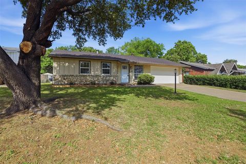 Photo of 1812 Muse Street, Fort Worth, TX 76112 (MLS # 21229106)