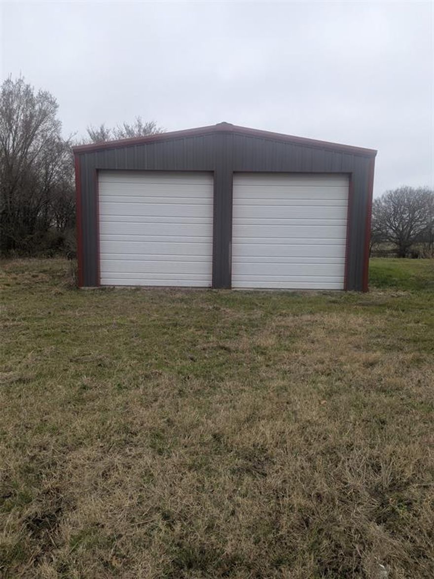 30 x40 steel building with slab located in convenient location close to Malakoff. Great for storge warehouse with 2 overhead doors. Property sits on a little over 1 acre..No utilities ... at this time.. Utilities could be added.  Very clean building and room on land to expand...
Go Show.