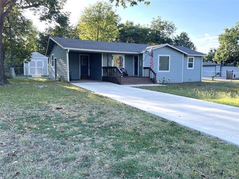 Photo of 480 oak leaf Trl, East Tawakoni, TX 75472 (MLS # 21070716)
