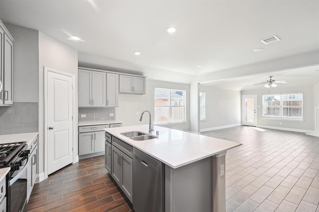 Anna Capri - Residential