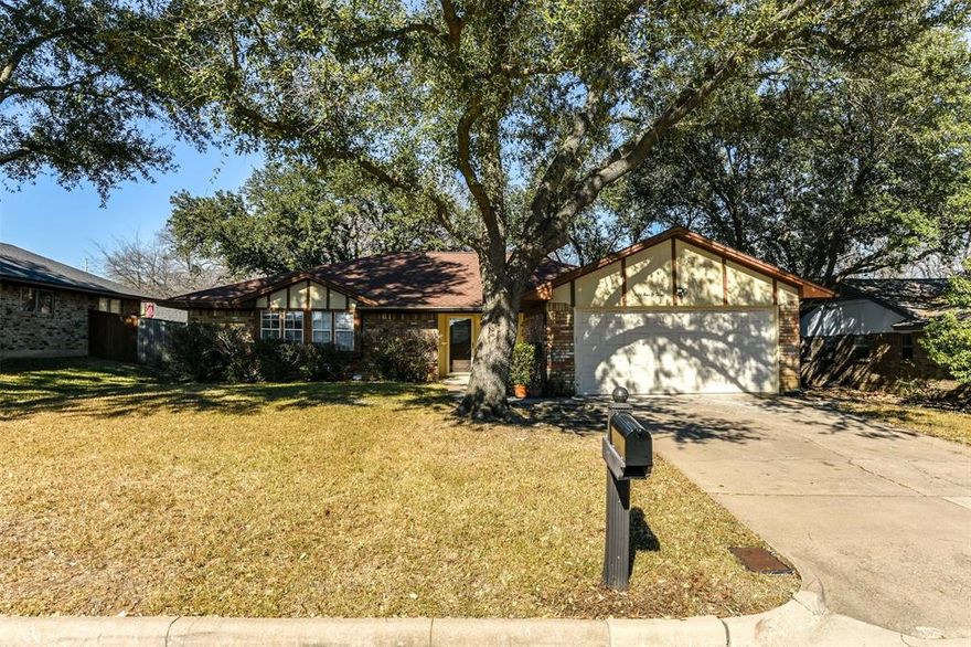 This charming 3 bedroom 2 bath Arlington home features a large master suit with sitting area, updated flooring, and much more. This home feeds into the high sought after Martin High School.