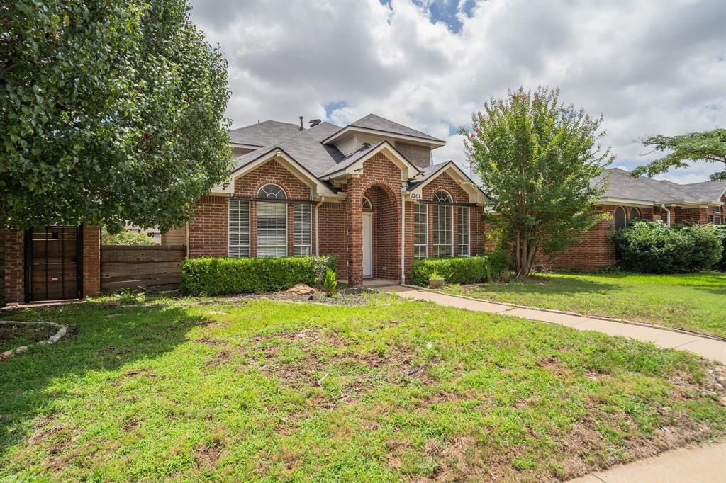 Photo of 1701 Creekway Drive, Lewisville, TX 75067 (MLS # 21291490)