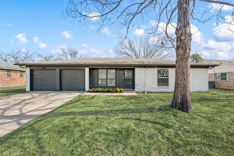 2204 Mountainview Drive Hurst TX 76054